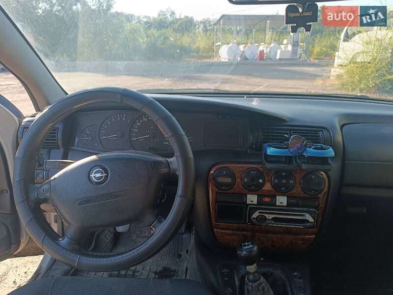 Седан Opel Omega 1998 в Кривому Розі