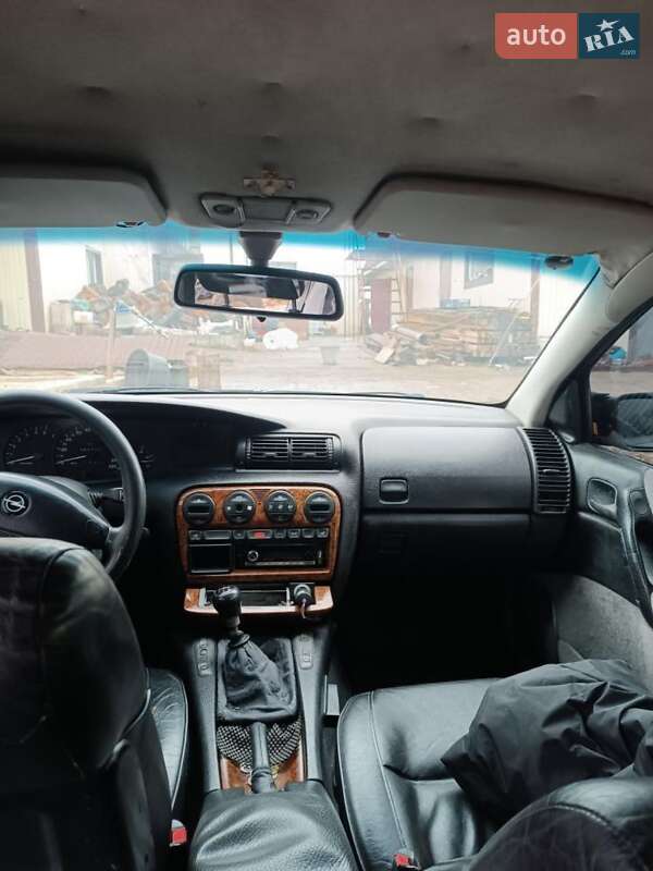 Седан Opel Omega 1997 в Киеве