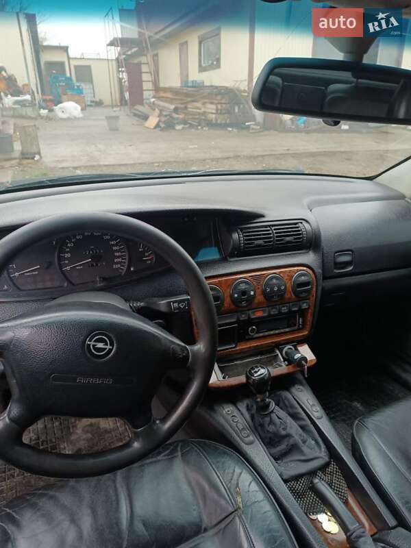 Седан Opel Omega 1997 в Киеве