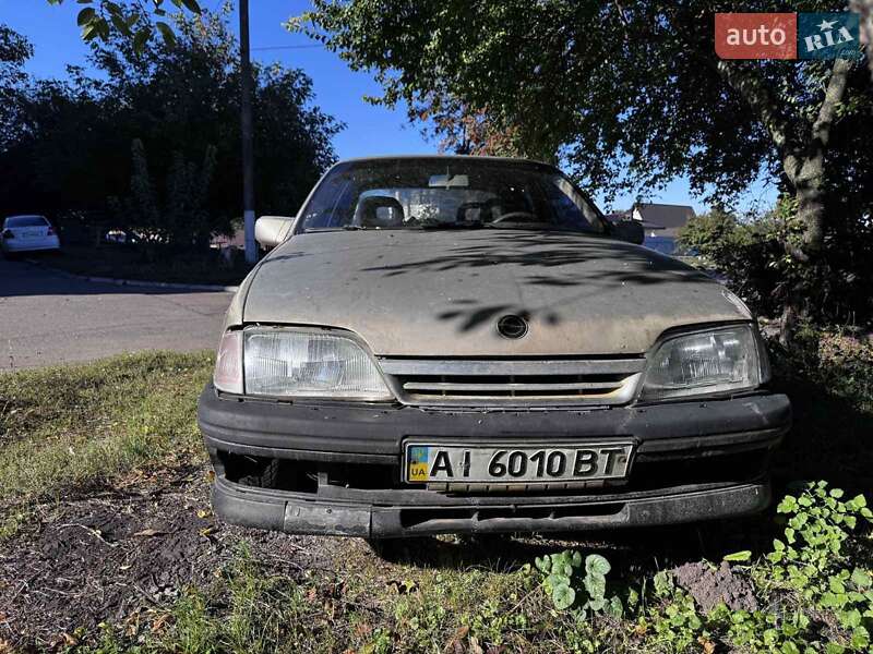 Седан Opel Omega 1993 в Гребінках