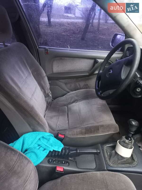 Седан Opel Omega 1993 в Гребінках