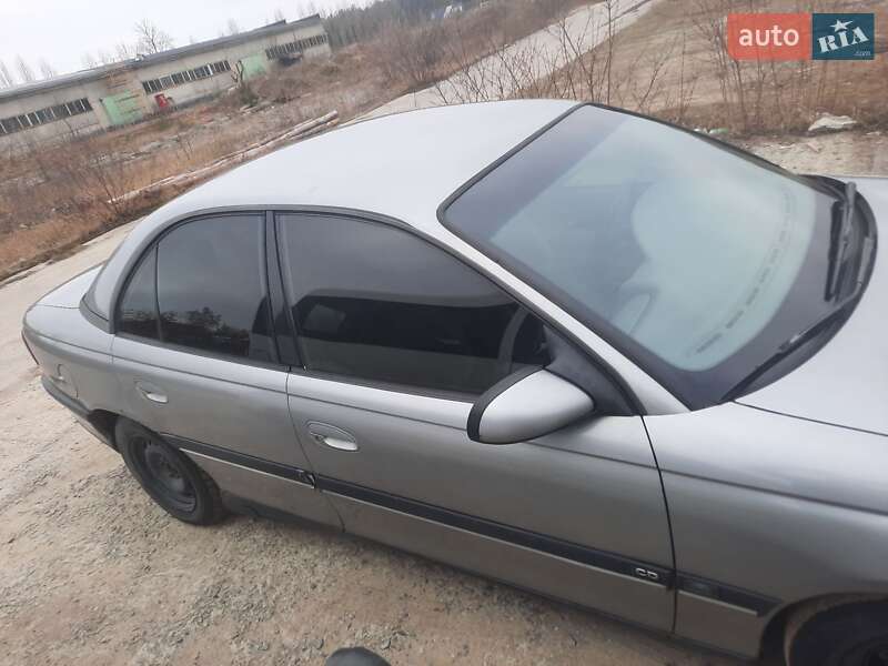 Седан Opel Omega 1995 в Вараше