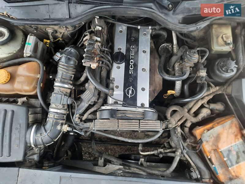 Седан Opel Omega 1995 в Вараше
