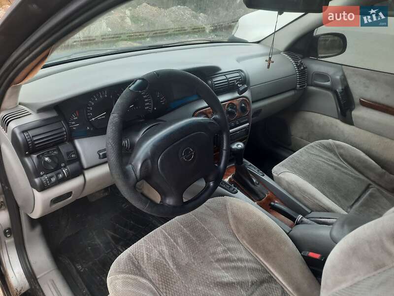 Седан Opel Omega 1995 в Вараше