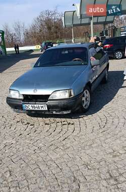 Седан Opel Omega 1989 в Золочеве