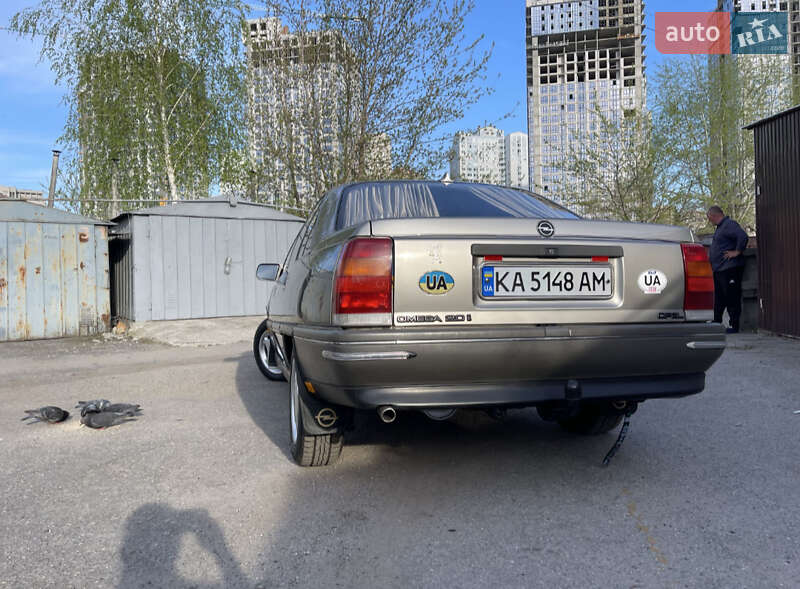 Седан Opel Omega 1987 в Киеве
