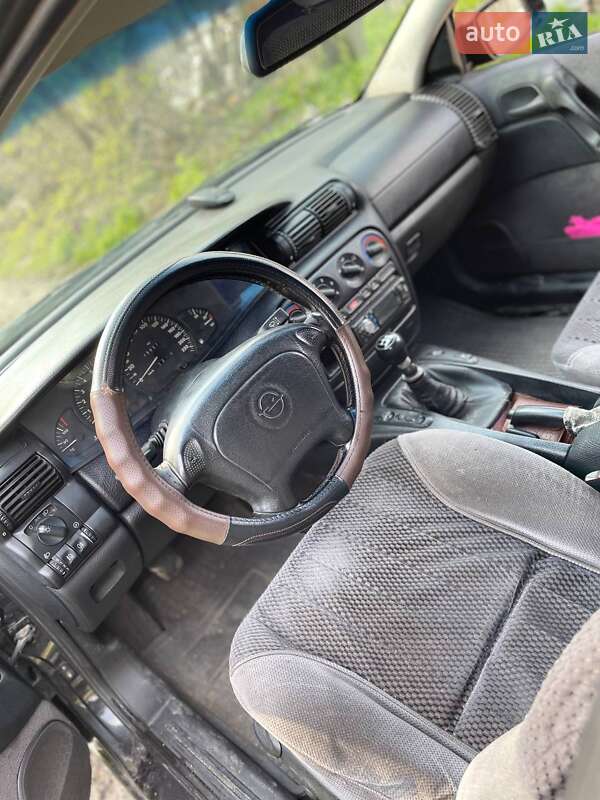 Седан Opel Omega 1995 в Днепре