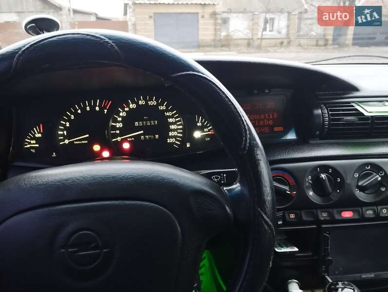 Седан Opel Omega 1995 в Орловщине