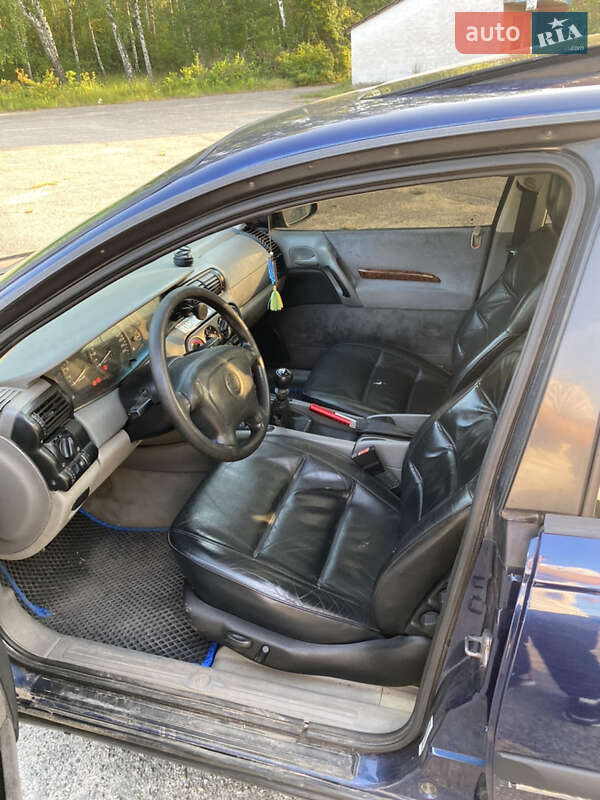 Седан Opel Omega 1995 в Катеринополе