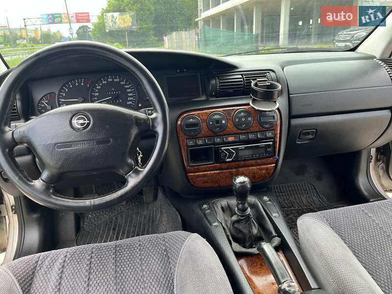 Седан Opel Omega 1996 в Луцке фото 2 Седан Opel Omega 1996 в Луцке
