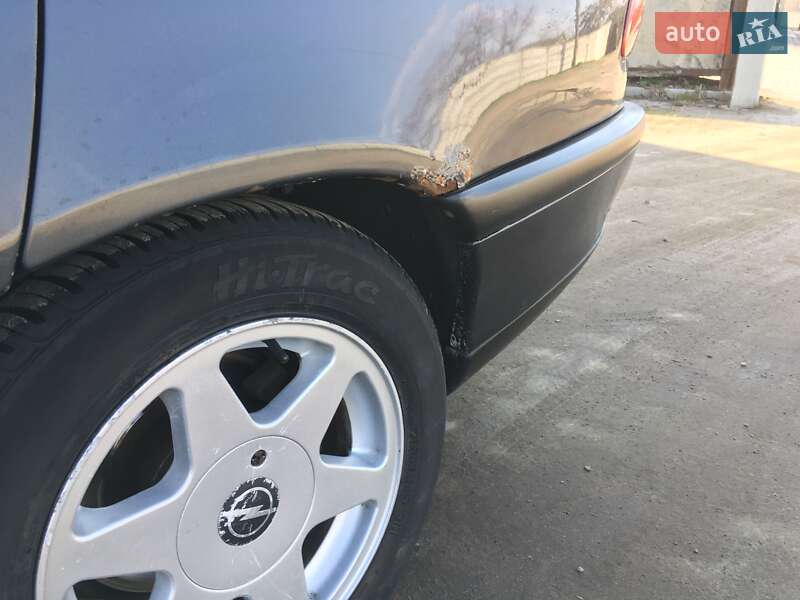 Седан Opel Omega 1998 в Львове