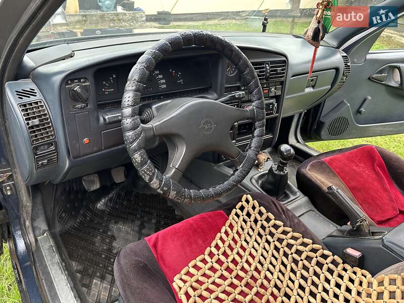 Седан Opel Omega 1990 в Костополе