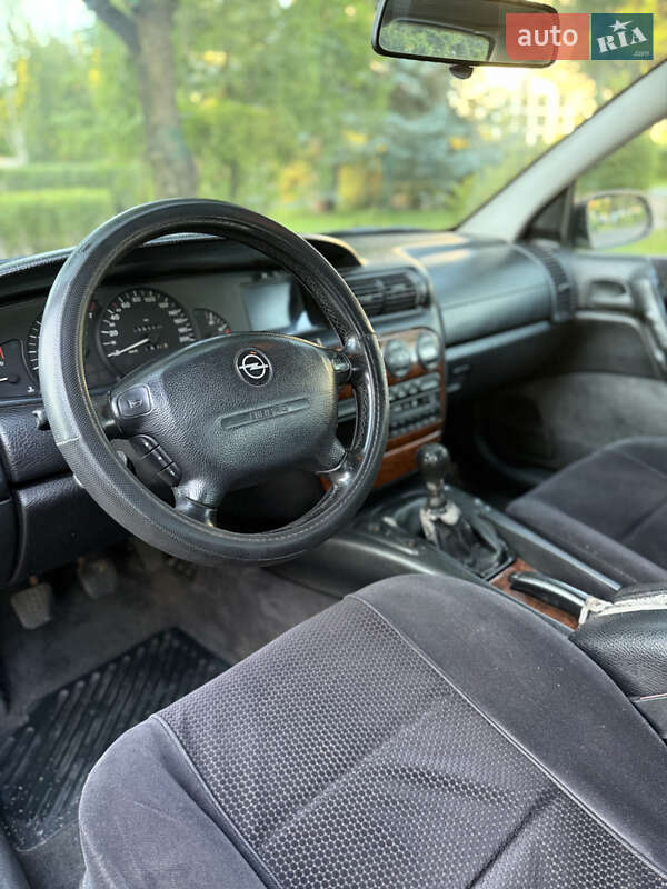 Седан Opel Omega 1999 в Обухове