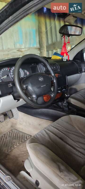 Седан Opel Omega 1996 в Корце