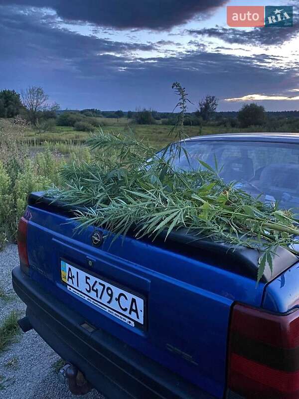 Седан Opel Omega 1989 в Киеве