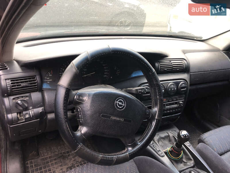 Седан Opel Omega 1999 в Чернигове