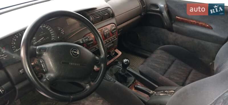 Седан Opel Omega 1999 в Киеве