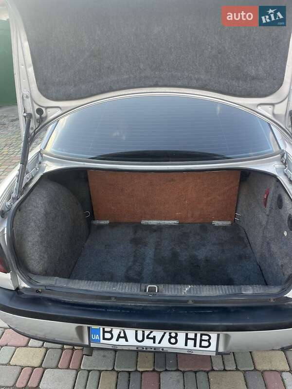Седан Opel Omega 1998 в Новоукраинке