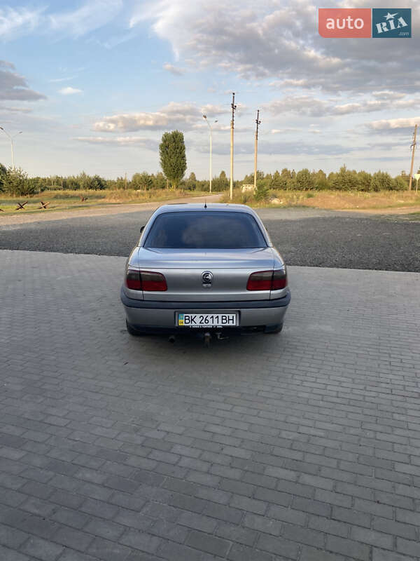 Седан Opel Omega 1995 в Вараше