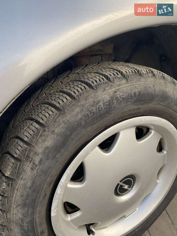 Седан Opel Omega 1995 в Вараше