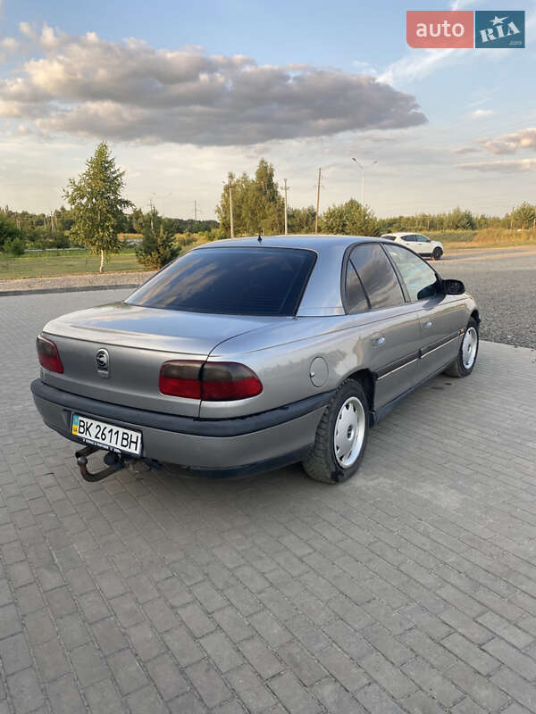 Седан Opel Omega 1995 в Вараше