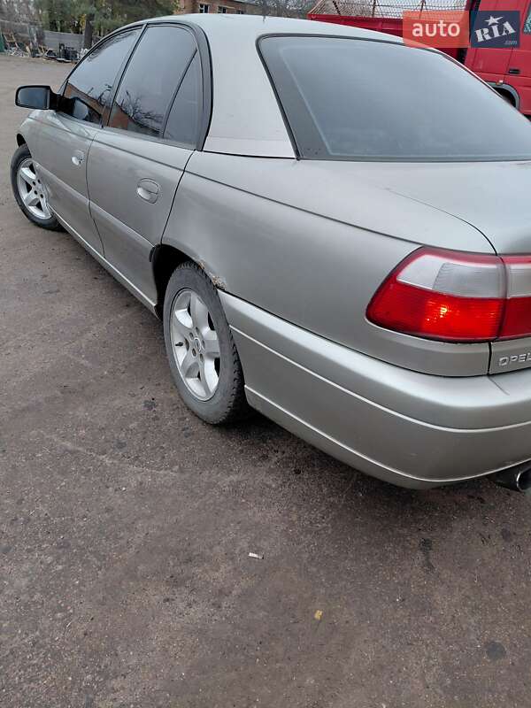 Седан Opel Omega 2002 в Лубнах