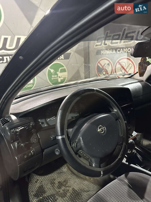 Седан Opel Omega 2000 в Черновцах