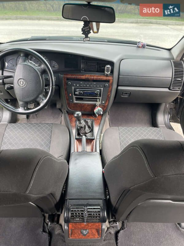 Седан Opel Omega 2000 в Львове