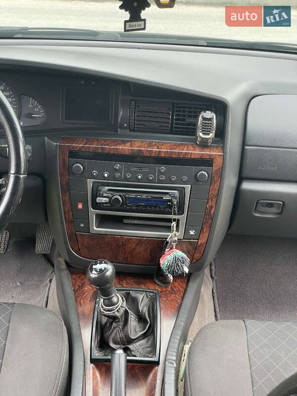 Седан Opel Omega 2000 в Львове