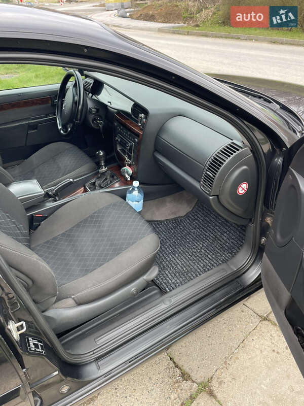 Седан Opel Omega 2000 в Львове