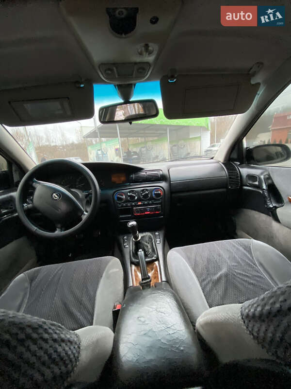 Седан Opel Omega 1995 в Томашполі