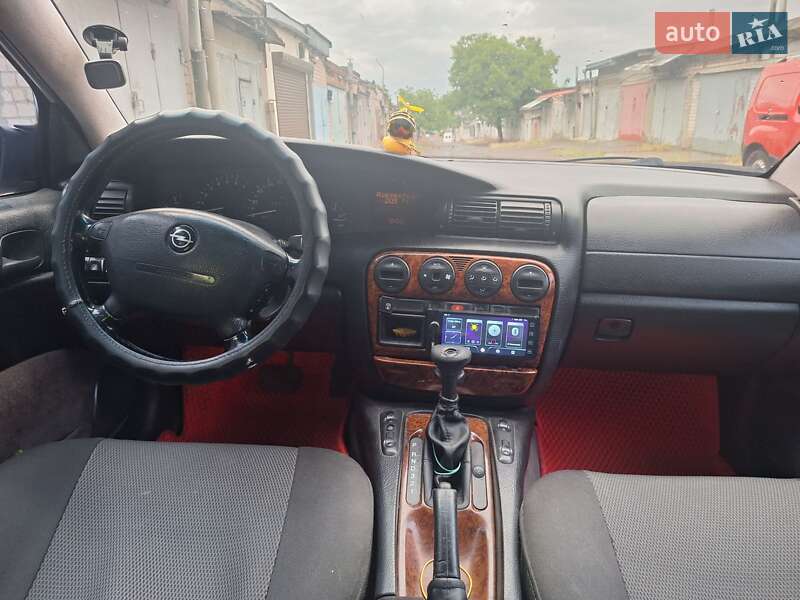 Седан Opel Omega 1998 в Николаеве