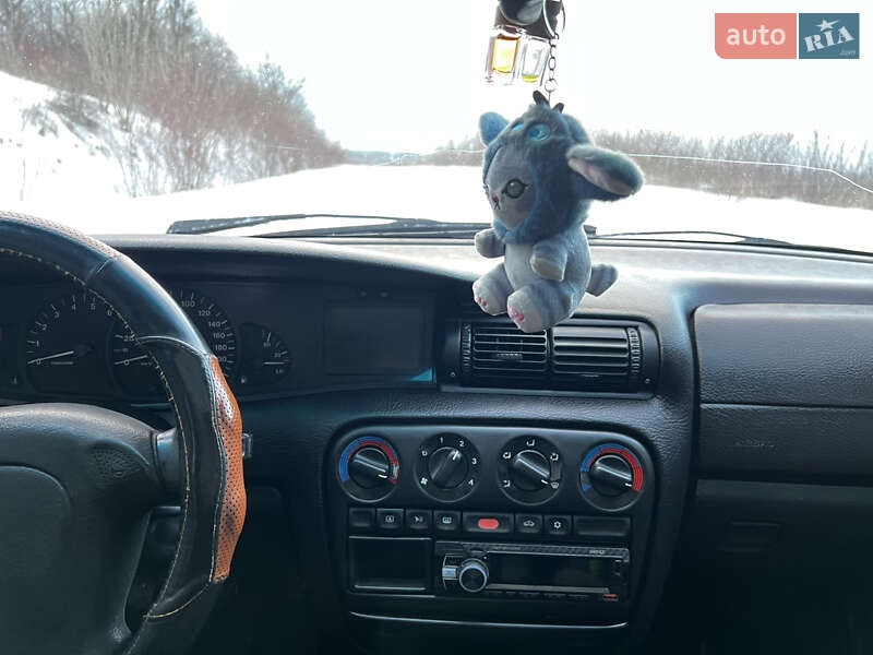 Седан Opel Omega 1995 в Бродах