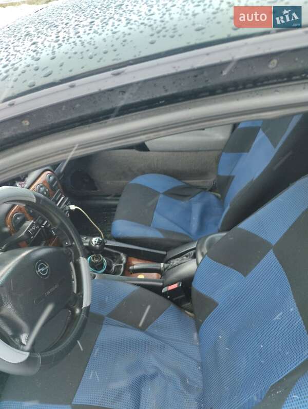 Седан Opel Omega 1997 в Золочеві