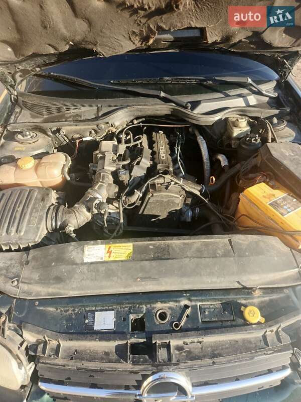 Седан Opel Omega 1996 в Миргороде