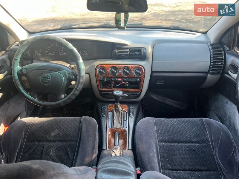 Седан Opel Omega 1995 в Коростене