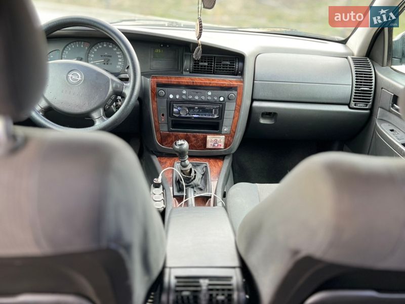 Седан Opel Omega 2002 в Ирпене