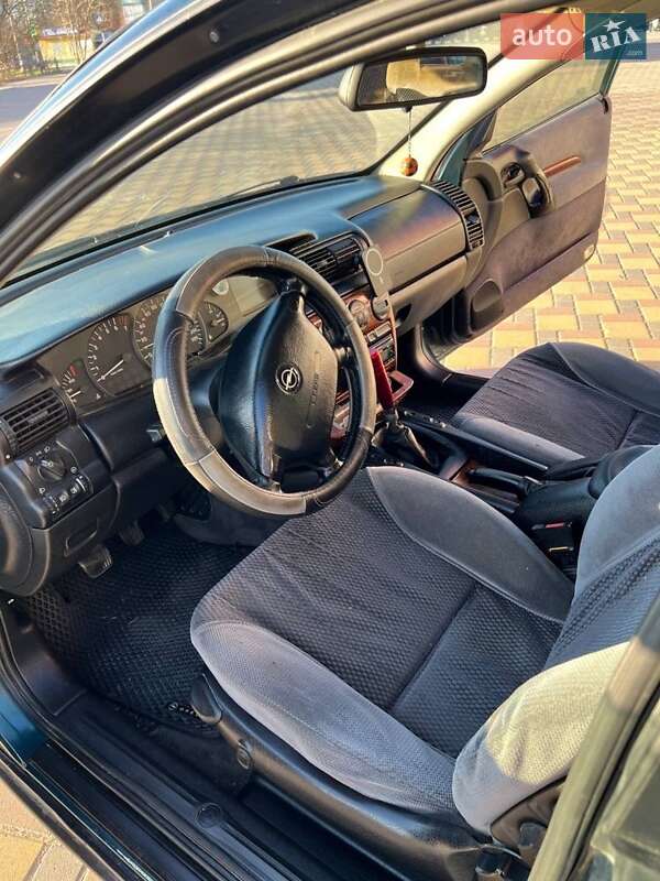 Седан Opel Omega 1997 в Гайсину