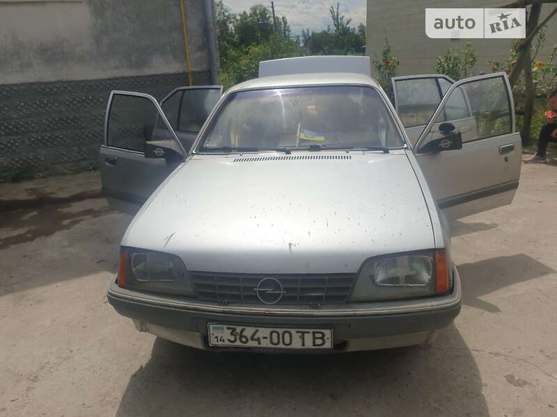 Седан Opel Rekord 1985 в Николаеве