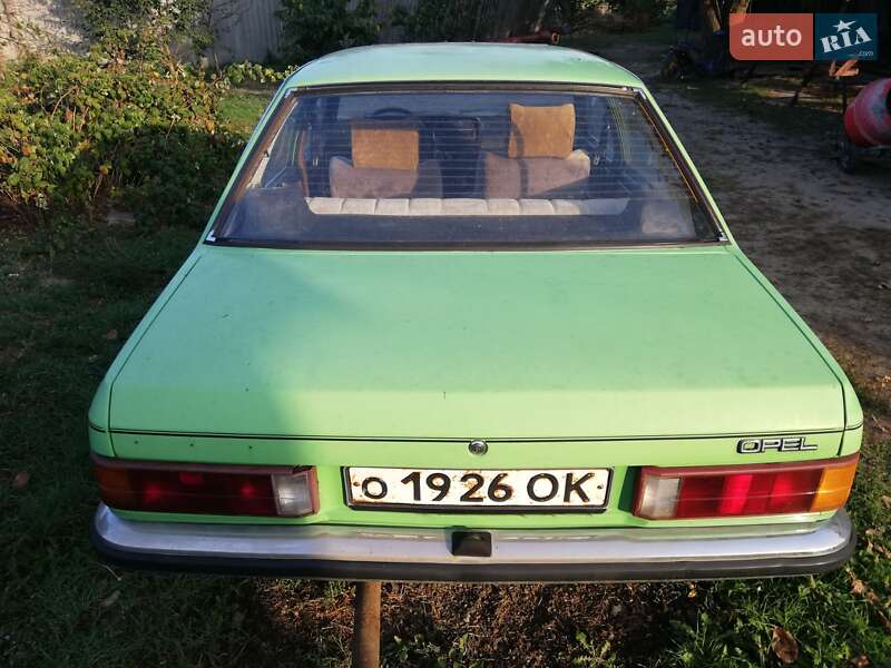 Седан Opel Rekord 1979 в Полтаві