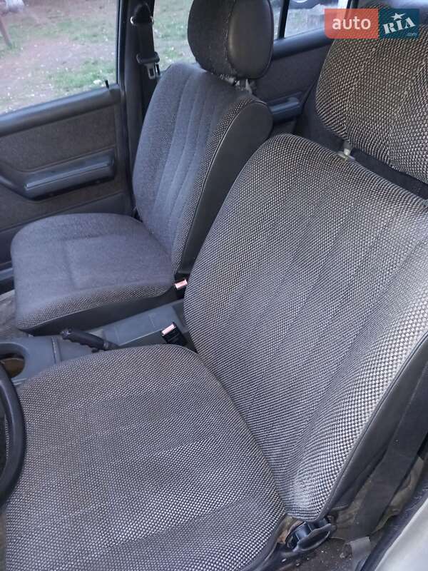 Седан Opel Rekord 1986 в Полтаві