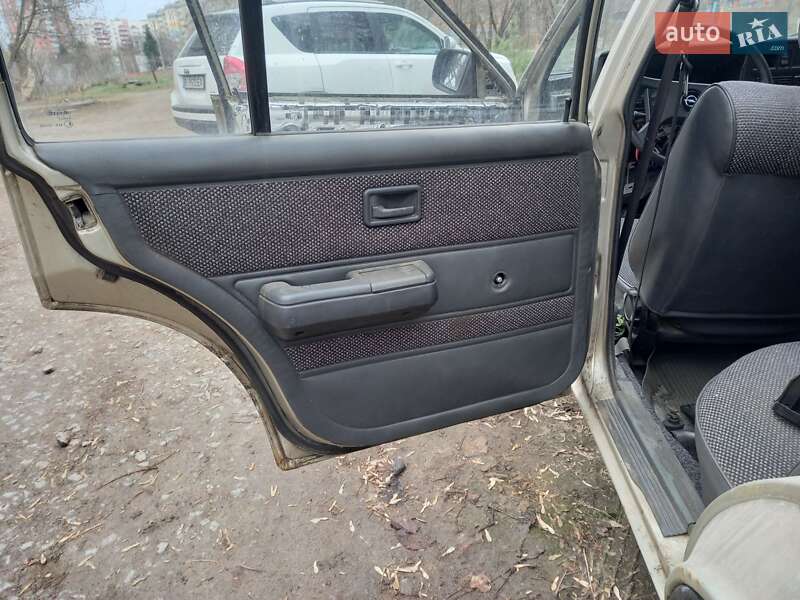 Седан Opel Rekord 1986 в Полтаві