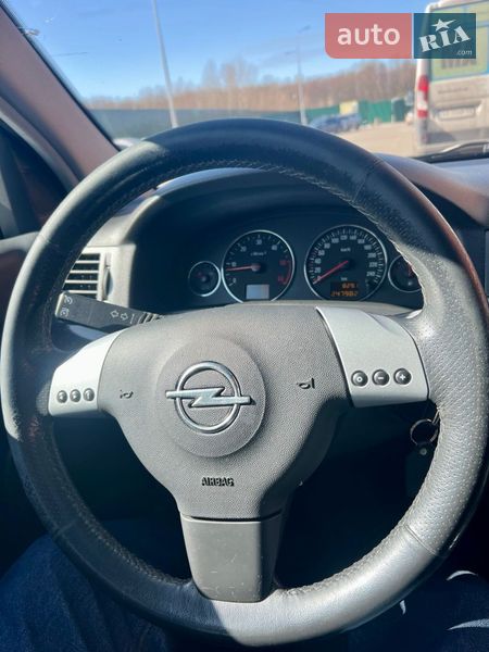 Хэтчбек Opel Signum 2004 в Киеве