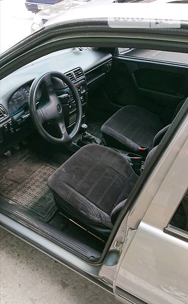 Седан Opel Vectra 1990 в Каневі