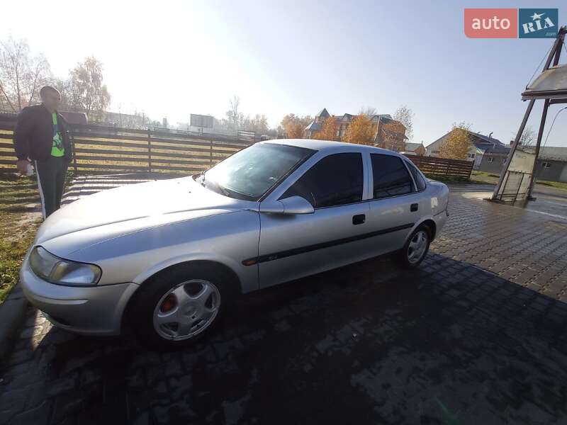 Седан Opel Vectra 1998 в Самборі