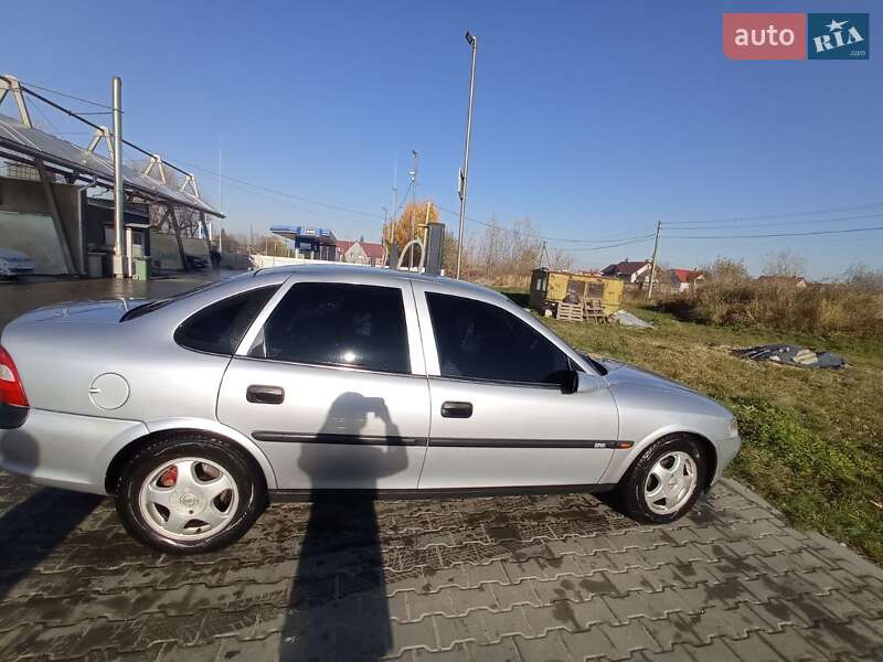 Седан Opel Vectra 1998 в Самборі