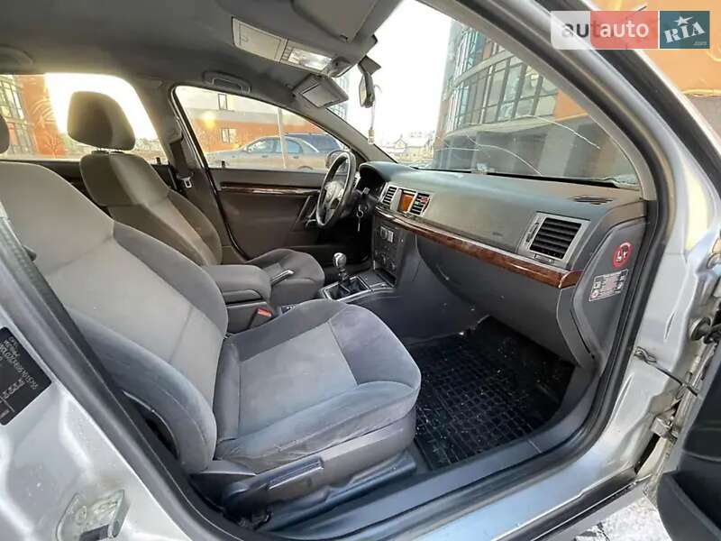 Седан Opel Vectra 2004 в Ивано-Франковске