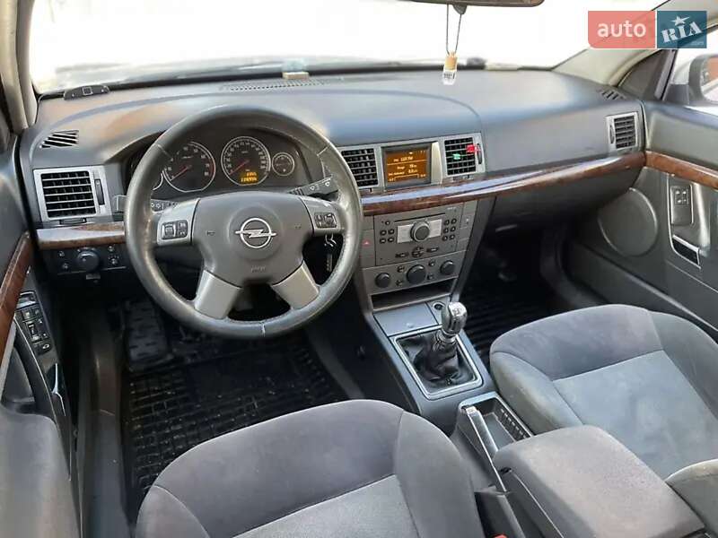 Седан Opel Vectra 2004 в Ивано-Франковске