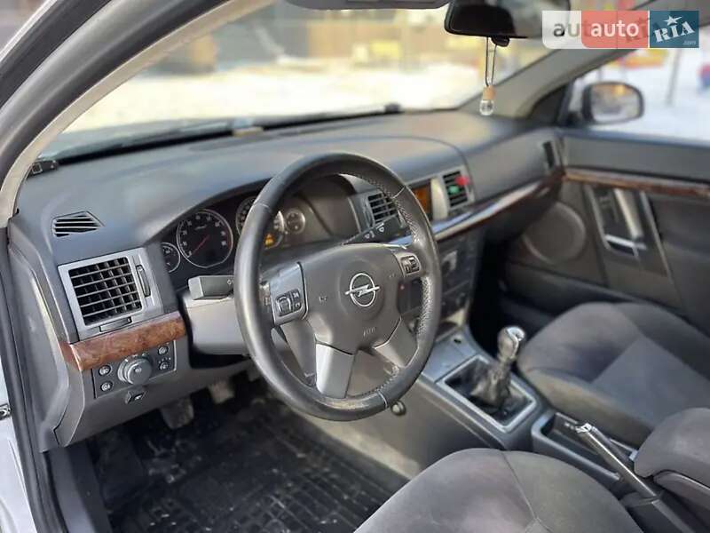 Седан Opel Vectra 2004 в Ивано-Франковске