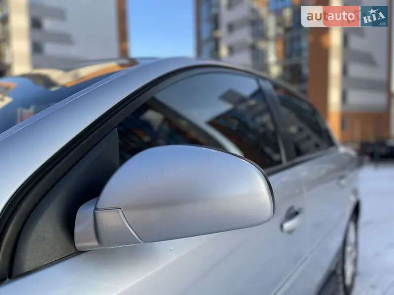 Седан Opel Vectra 2004 в Ивано-Франковске